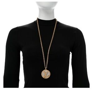 Louis Vuitton LV Circle Pendant Necklace Gold Tone M64281 Rare Full Set